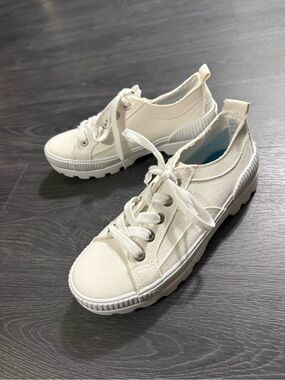 Women's Low-Top Canvas Lace-Up in White
